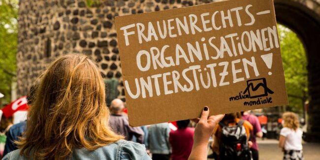 csm_Koeln_Demo-2021_Sophie-Dettmar_medica-mondiale