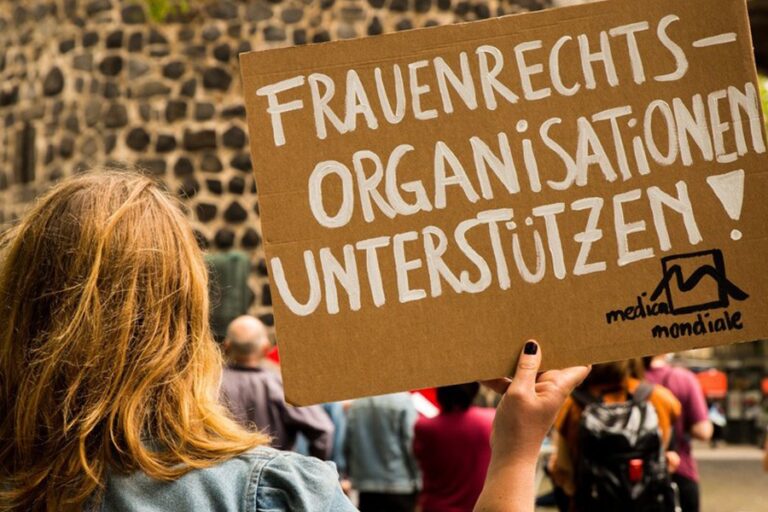 csm_Koeln_Demo-2021_Sophie-Dettmar_medica-mondiale