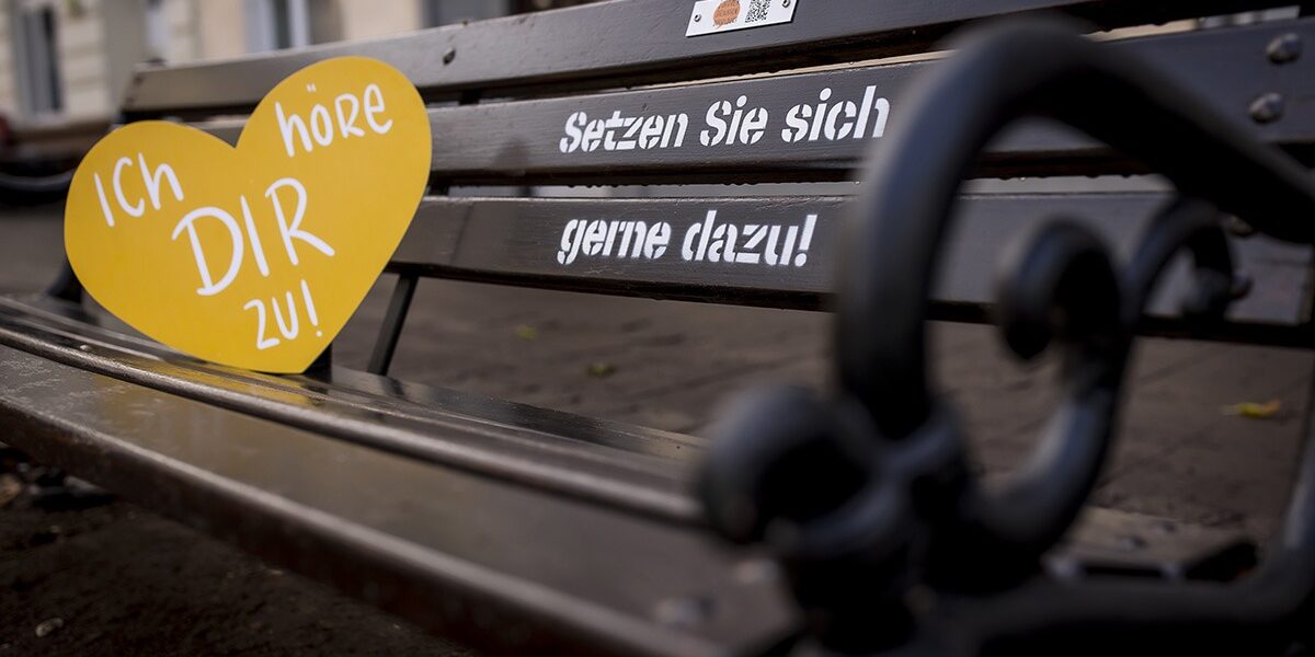 zuhoeen_draussen_bank_flingern_Lindenplatz_Bildrechte_Anne Orthen 2022