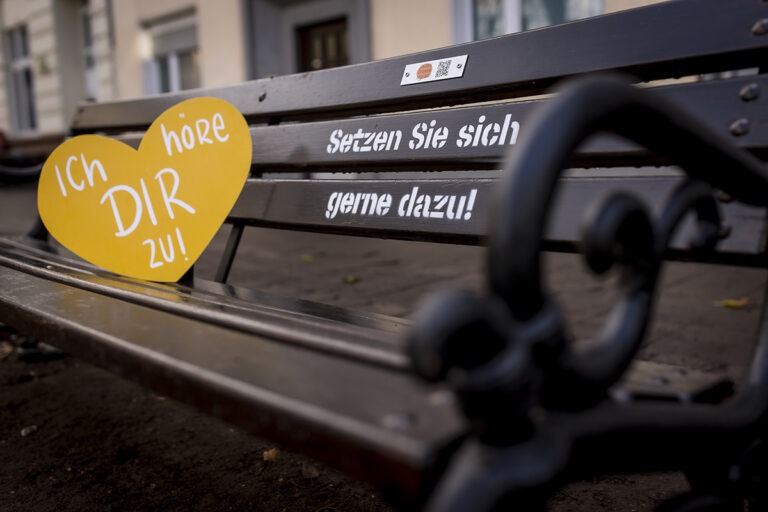 zuhoeen_draussen_bank_flingern_Lindenplatz_Bildrechte_Anne Orthen 2022